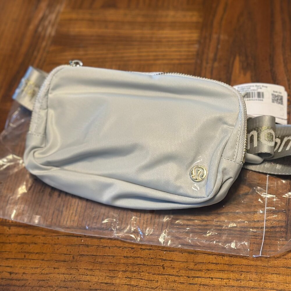 NWT lululemon Everywhere Belt Bag 1L White/Gold